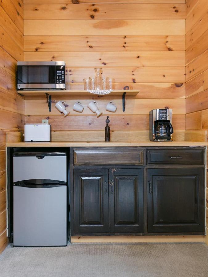 Farmhouse Suites By Amish Country Lodging Милърсбърг Екстериор снимка
