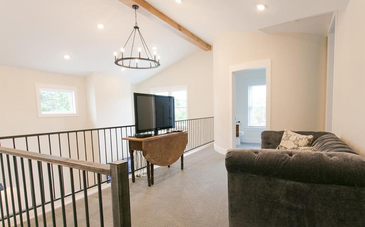 Farmhouse Suites By Amish Country Lodging Милърсбърг Екстериор снимка