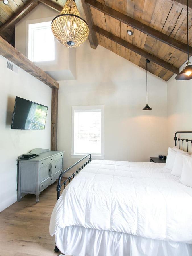 Farmhouse Suites By Amish Country Lodging Милърсбърг Екстериор снимка
