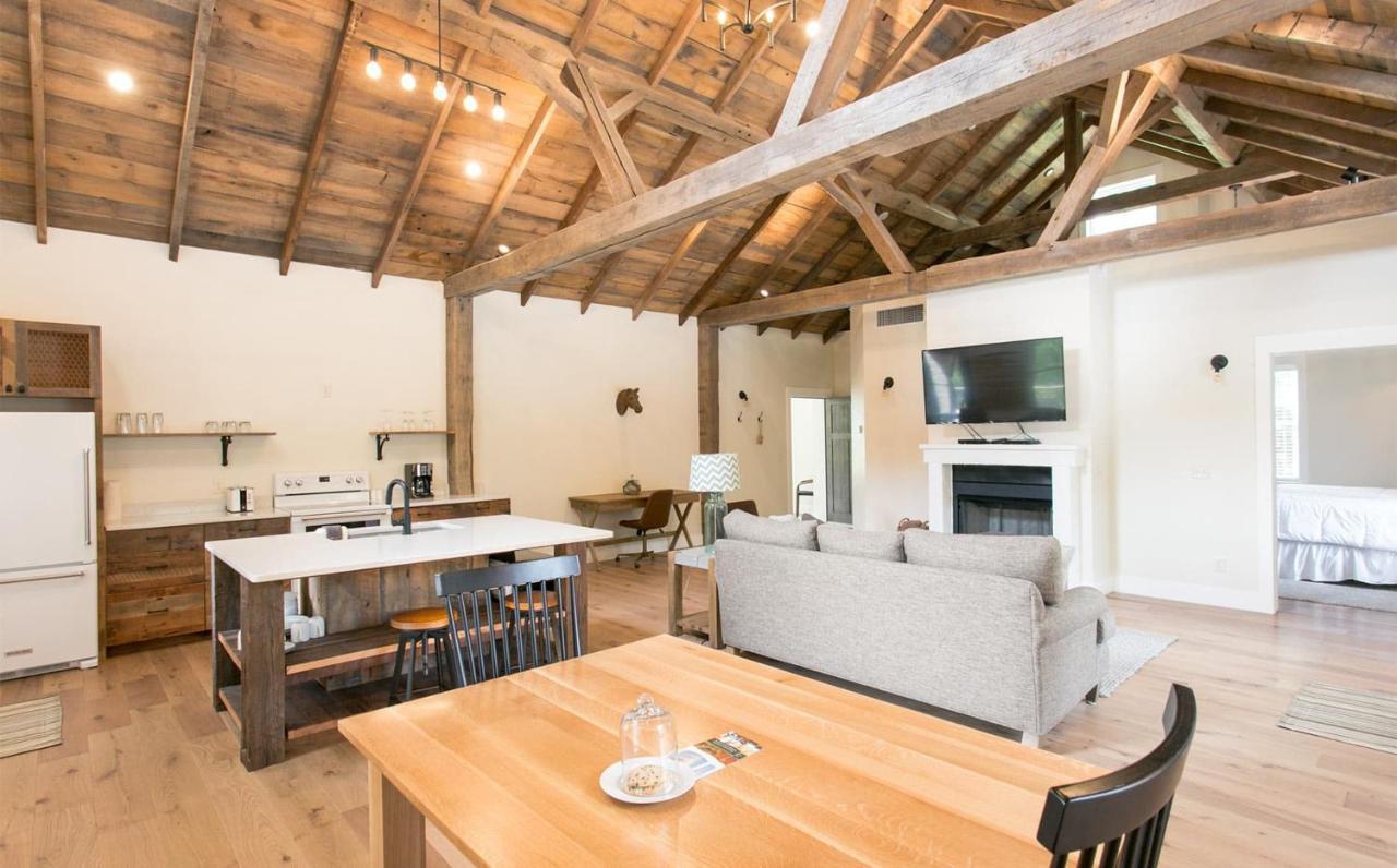 Farmhouse Suites By Amish Country Lodging Милърсбърг Екстериор снимка